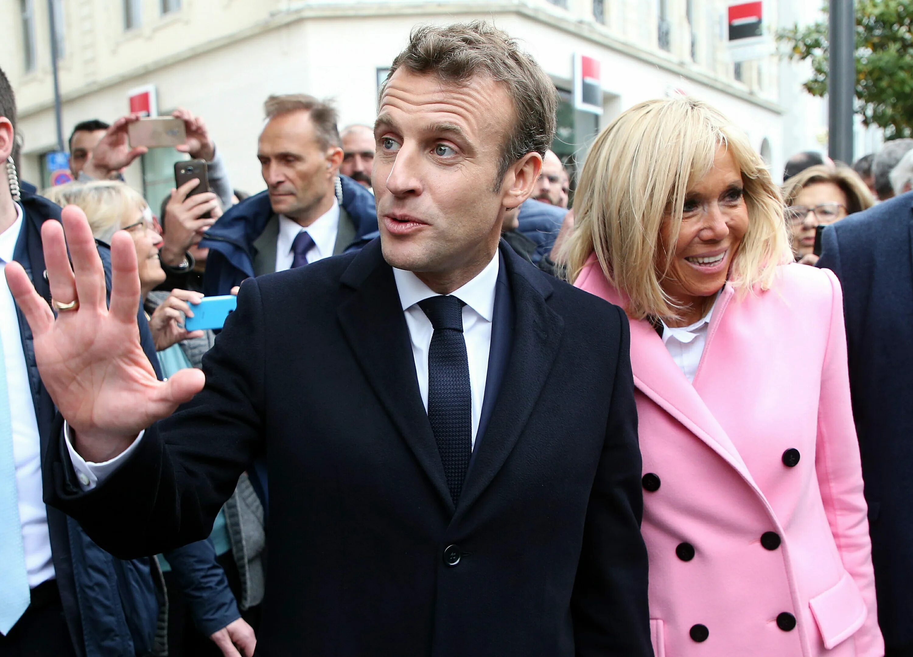 Эммануэль Макрон с женой 2022. Эммануэль Макрон выборы 2022. Бриджит Макрон 2022. Муж премьер министра франции