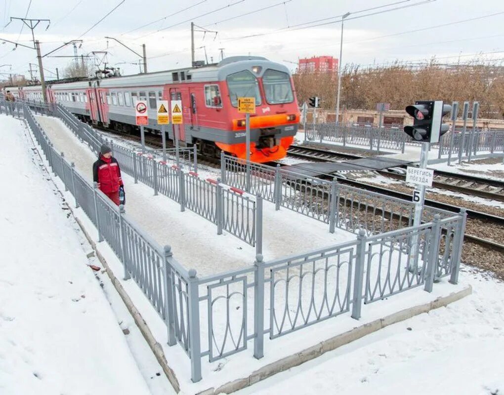 Станция путепровод Красноярск. Ограждение железной дороги. Железнодорожный переход. Пешеходный переход через железнодорожные пути.