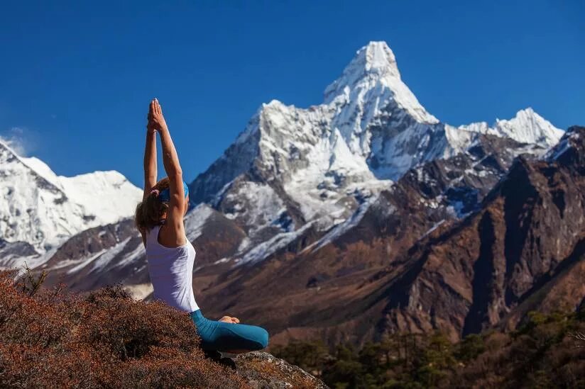 Йог в гималаях. Йога в горах Гималаи. Йога в Гималаях. Йоги в Гималаях. Гималаи медитация.
