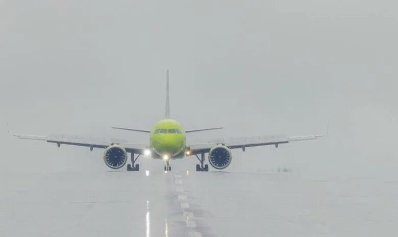 Аэропорт Томск 2024 Аэрофлот. Туман в аэропорту. Самолет Новосибирск Томск. Самолет в тумане.