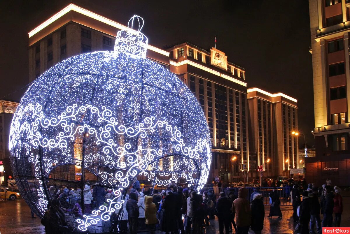 Москва шар адреса. Большой новогодний шар. Шар Москва. Елочный шар Москва. Большие елочные шары.
