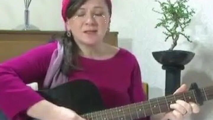 Статусы про маму до слез. Песня про маму поет чеченка. Чеченка поет про маму. Красивое стихотворение про маму. Поет до слез маме.