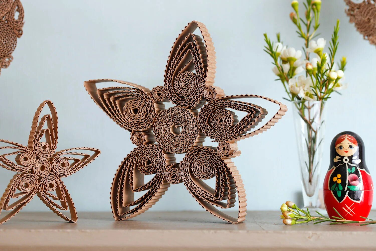 поделки на новый из гофрированного картона. поделки из гофрокартона для детей. поделки из гофрированного картона для детей. новогодние поделки из гофрированного картона. новогодние игрушки из гофрокартона.