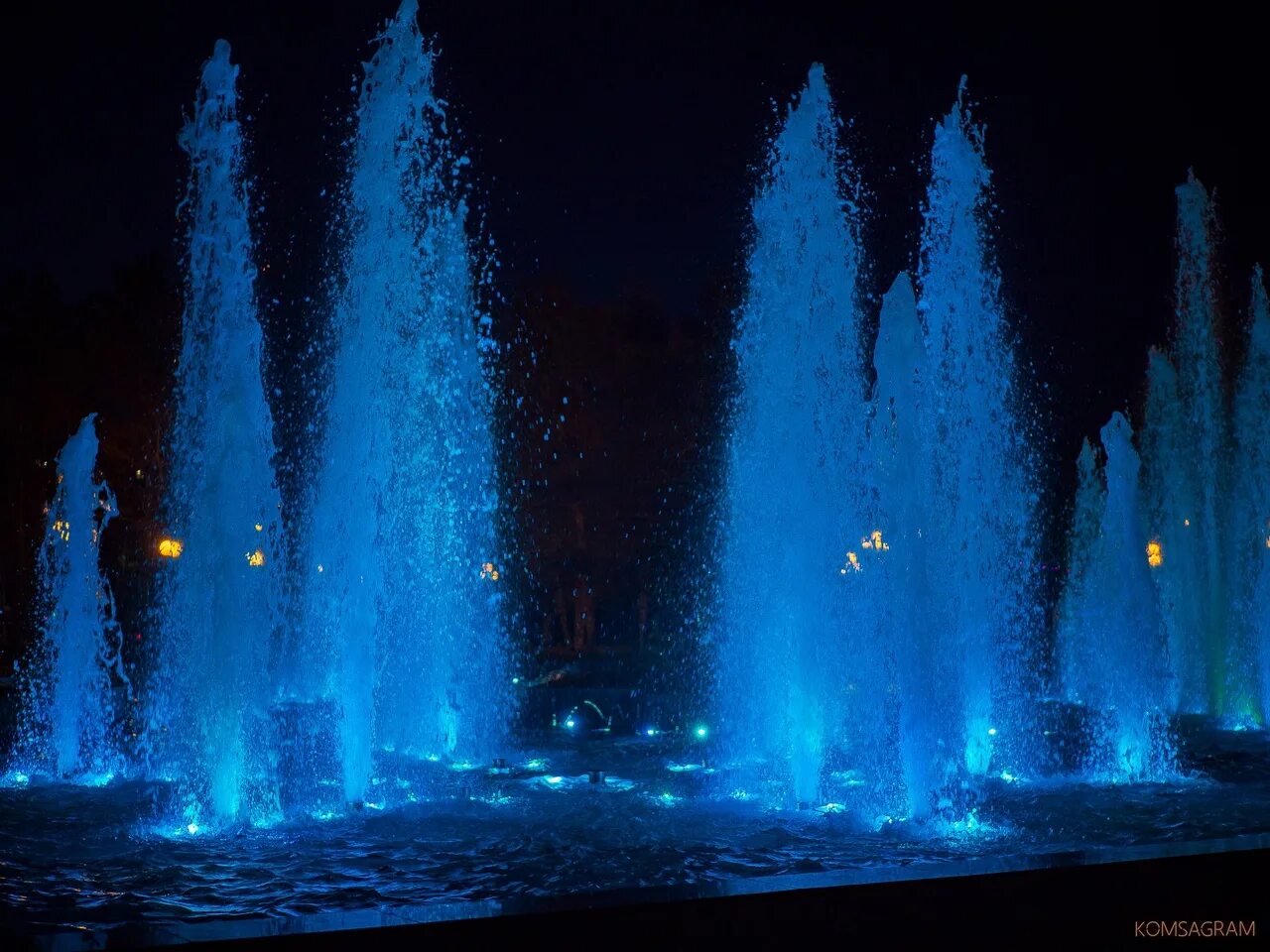 Включили ли фонтаны. Фонтан Комсомольск на Амуре. Поющие фонтаны Комсомольск на Амуре. Фонтан в парке Комсомольск на Амуре. Комсомольск на Амуре фонтан на Железнодорожном вокзале 2022.