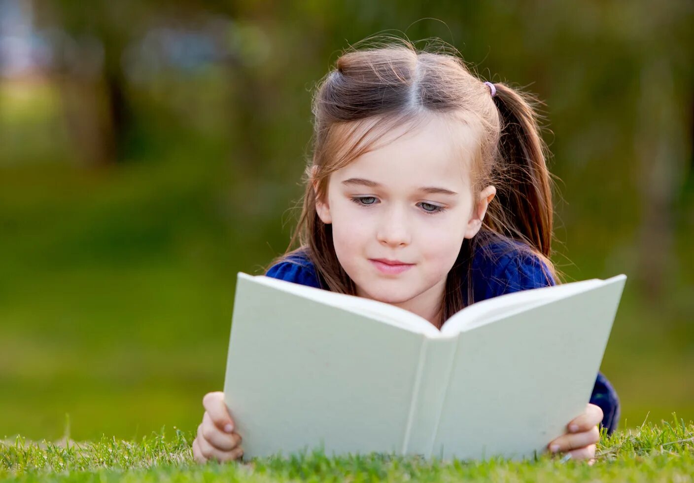 Чтение расширяет кругозор. Чтение book look u:. Kid reading book. Action reading.