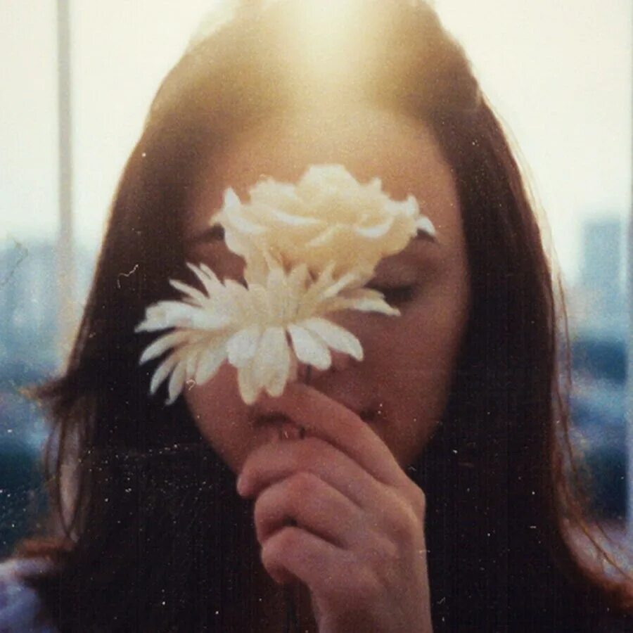 Девушка с букетом без лица. Девушка закрывает лицо цветами. Лицо прикрыто цветами. Девушка закрывает лицо цветами. Фотосессия с букетом цветов.