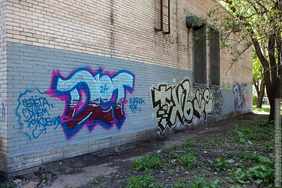 граффити. разрисованные стены на улице. граффити рисунки. граффити на стене. граффити надписи на стенах.