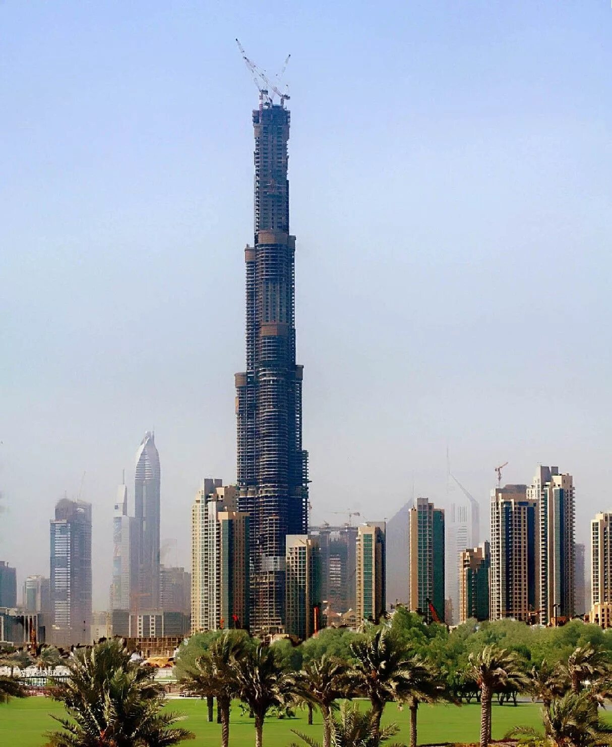 Башня Бурдж Халифа. Небоскрёб Бурдж-Халифа в Дубае. Высота Бурдж Халифа в Дубае. Бурдж Халифа самое высокое здание в мире.