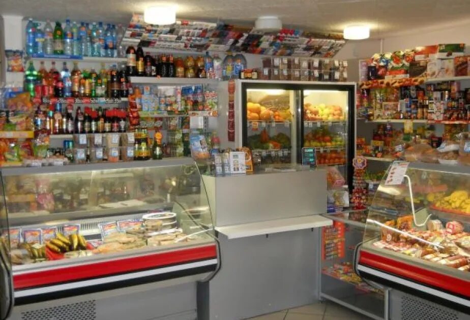 Ассортимент продуктового магазина. Небольшой магазин продуктов. Маленький магазин продуктов. Мини магазин самообслуживания. Фото магазина внутри.