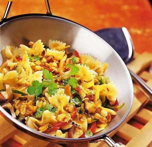 Макароны с капустой. Картофель с макаронами. Блюда из макарон и картошки. Тушёная капуста с макаронами. Картошка с макаронами рецепт.