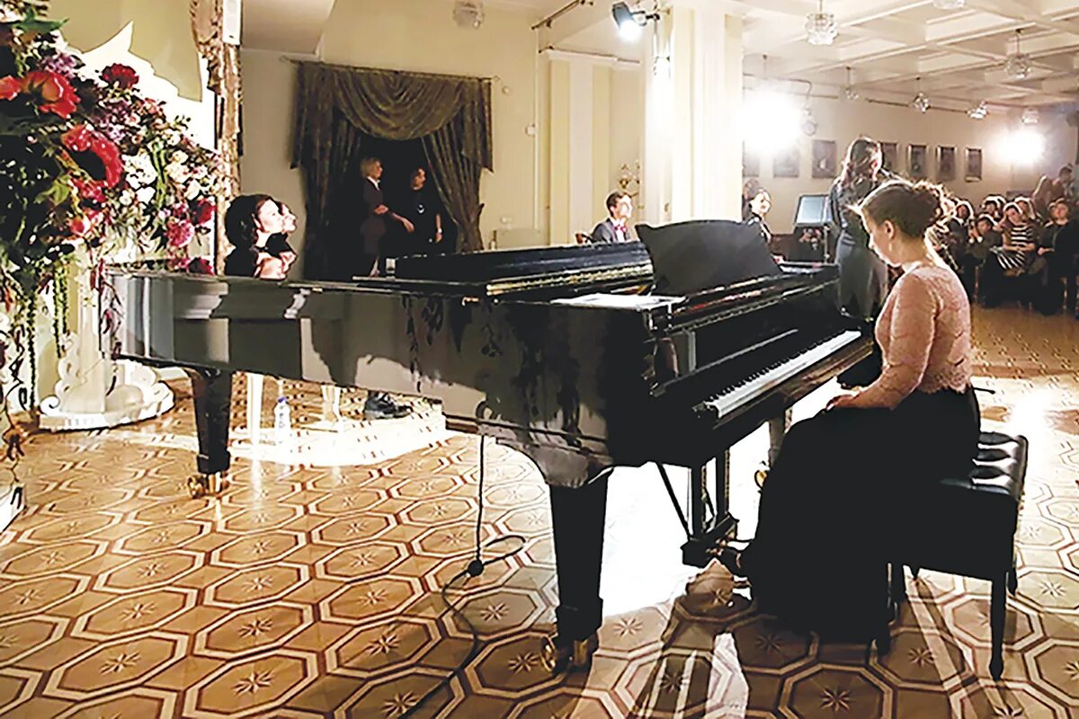 Аккомпаниатор спектакль. Аккомпаниатор спектакль театра антрепризы. Аккомпаниатор спектакль. Спектакль аккомпаниатор актеры. Рояль профессия.