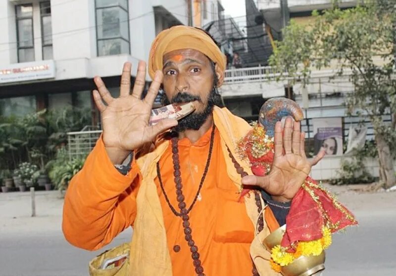 Индия мумбаи люди. Каста брахманов в индии. Индийские отшельники садху. Бит индусов. Бит индусов.