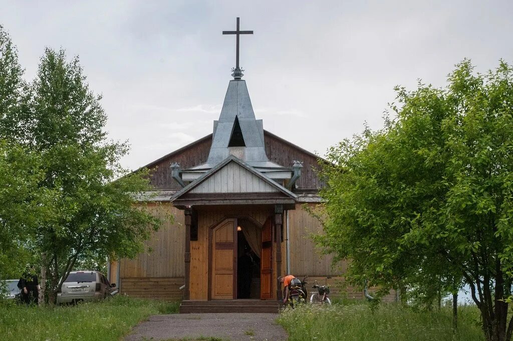 Белосток одесский район. Белосток Томская область костел. Село Белосток костел Антония Падуанского. Католический храм Белосток Сибирь. Храм в Белостоке Томской области.