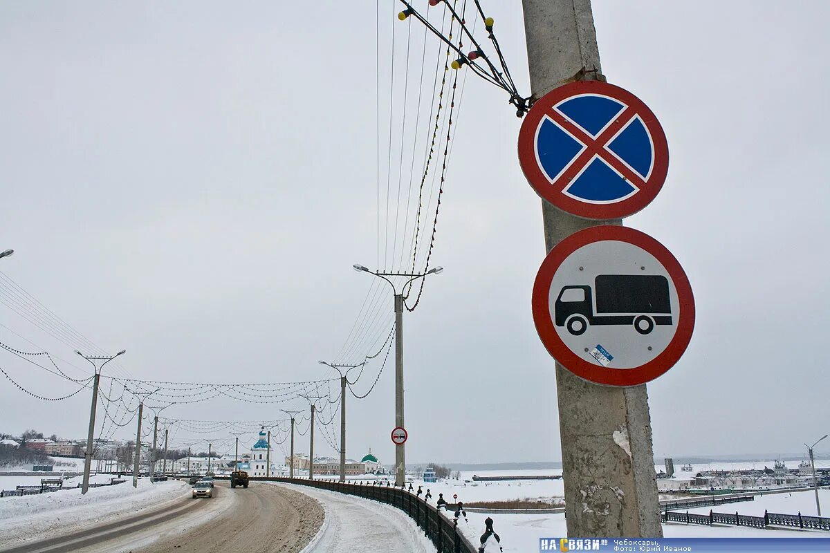 Стоянка запрещена грузовым автомобилям. Остановка запрещена грузовым автомобилям. Стоянка грузовых автомобилей запрещено знак. Знак остановка запрещена грузовикам. Стоянка грузовых запрещена знак