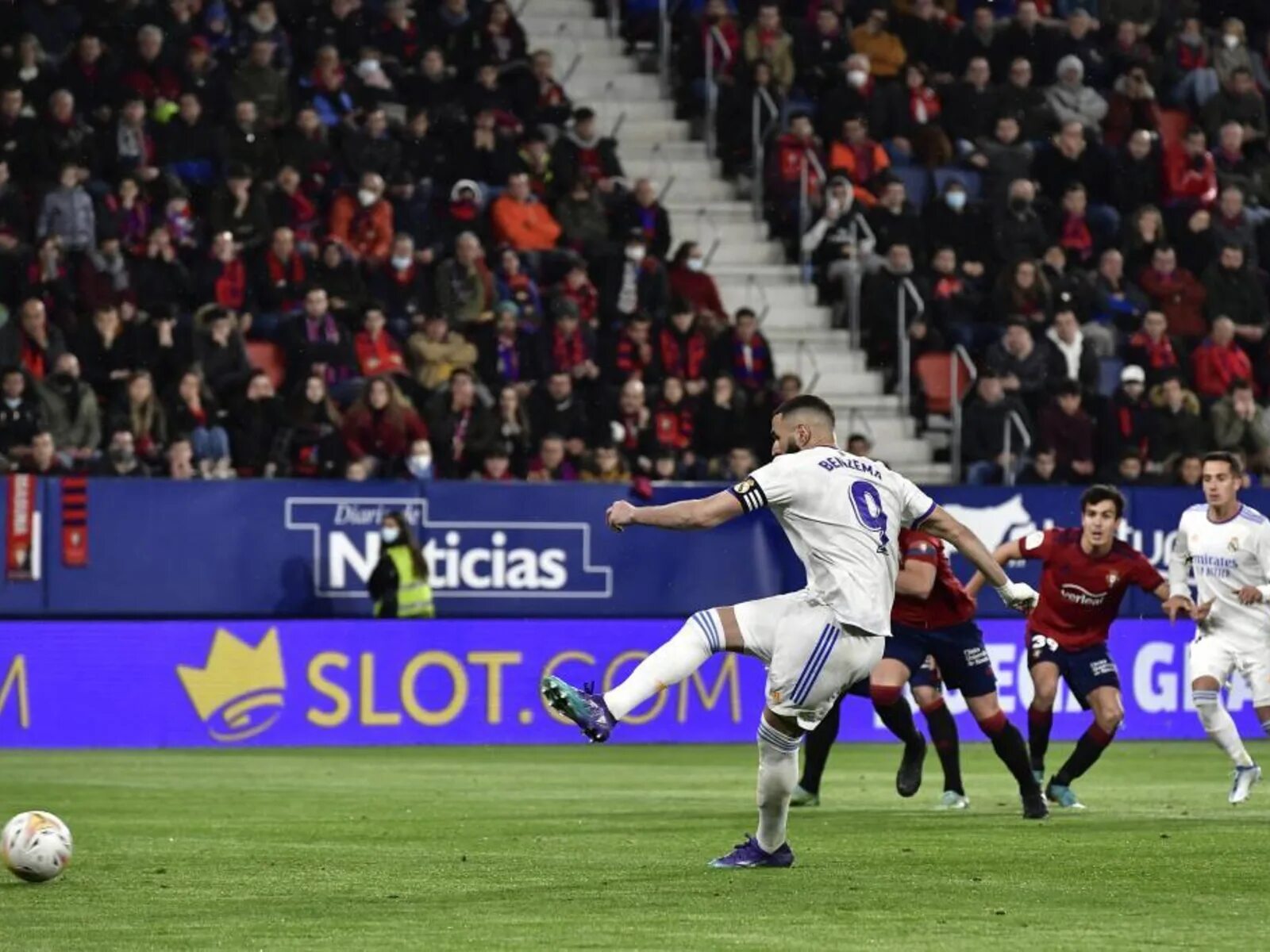 Осасуна реал мадрид обзор. Бензема Реал Мадрид 2021 22. Осасуна vs real Madrid. Реал Осасуна Бензема. Real Madrid Asosuna.