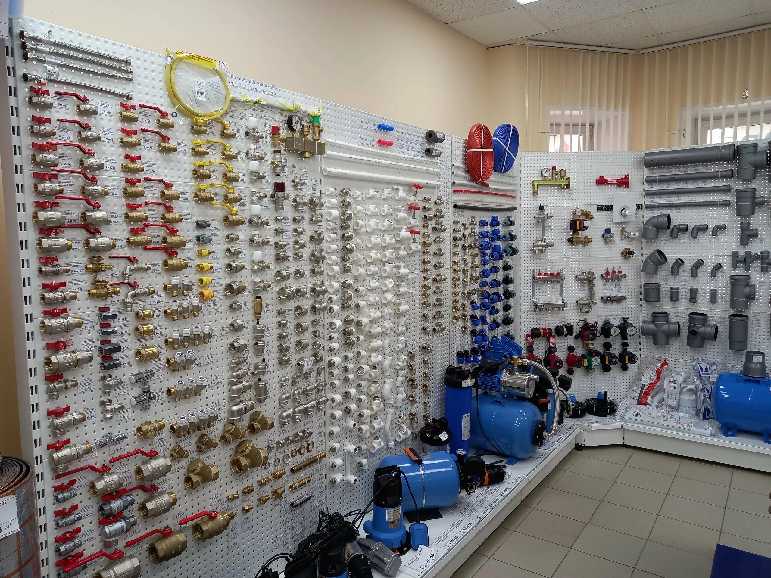 стенды для сантехники. магазин сантехники. магазин сантехника киров ленина, 190. интерьер магазина сантехники. сантехника магазин.