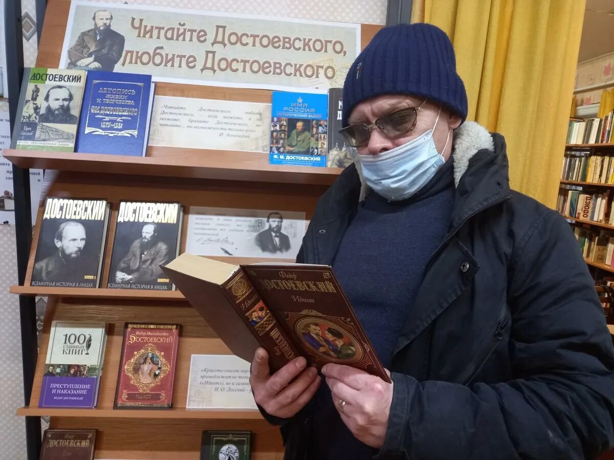 орландо блум достоевский мем. 1 июля день достоевского. орландо блум и достоевский в парке. орландо блум с книгой достоевского. звезды читают.