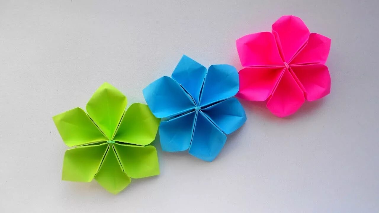Как сделать цветы из бумаги без клея. Оригами цветок. Поделка цветы. Цветочки из бумаги. Цветок из бумажных квадратиков.