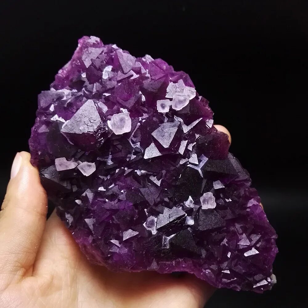 Флюорит это. Флюорит камень. Фиолетовый флюорит Кристалл. Флюоритовый кварц. Флюорит / минерал.