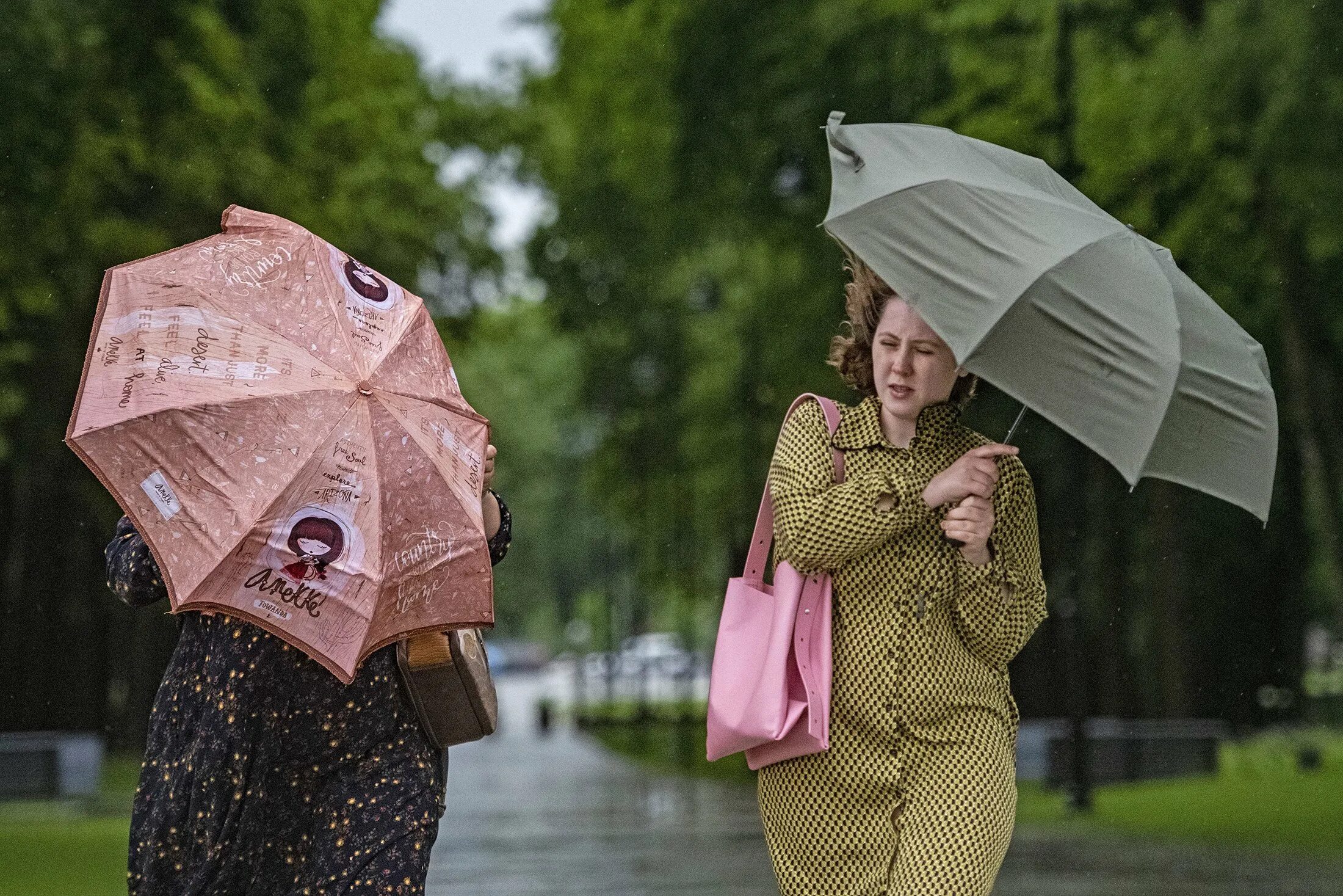 Ветер в москве сегодня когда закончится. Дождливый день. Фотосессия под дождем на улице летом. Небольшой дождь. Дождь в Москве.