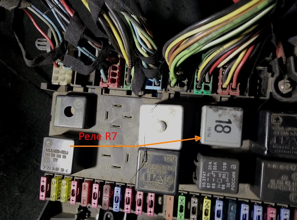 Реле бензонасоса шкода. Шкода Фабия 1 реле топливного насоса. Реле бензонасоса Skoda Fabia 2. Реле топливного насоса Skoda Fabia mk1. Реле бензонасоса Skoda.