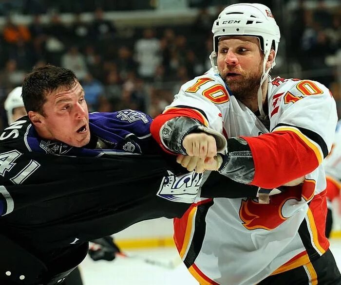 Почему в хоккее драки. Hockey Fight. Самые суровые хоккеисты. Фотография мужчина хоккей.