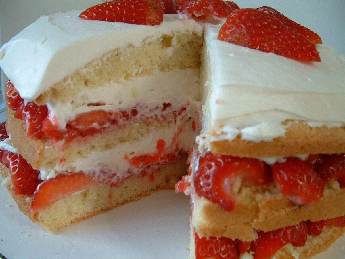 Бисквитный торт с клубникой. Бисквитный торт "Земляничный". Торт с клубникой и творожным кремом. Бисквитный торт с клубникой и взбитыми сливками.