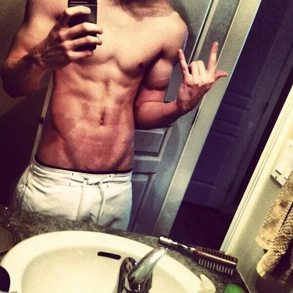 парень в зеркале. мужчина в ванной. парень в ванне. парень ванной без лица. парни с прессом возле зеркала.