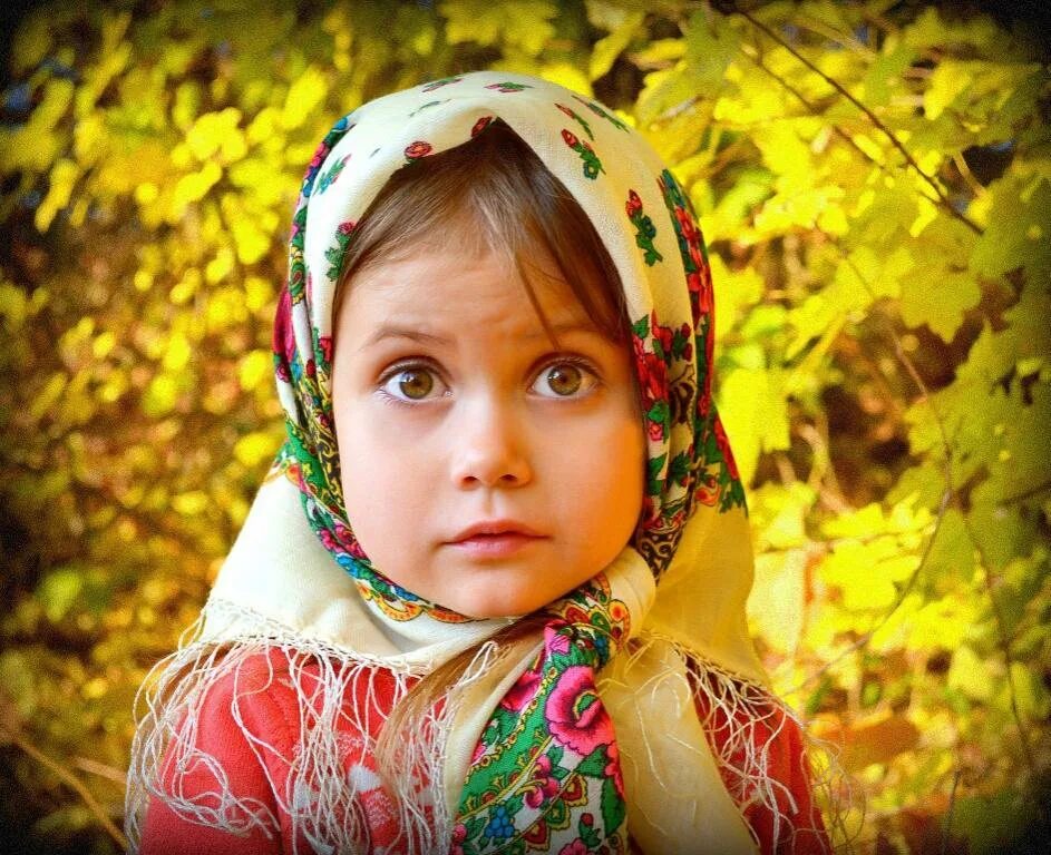 Сестрица алёнушка и братец иванушка. Девочка в платочке. Маленькая девочка в платке. Славянские дети. Аленушка у реки.