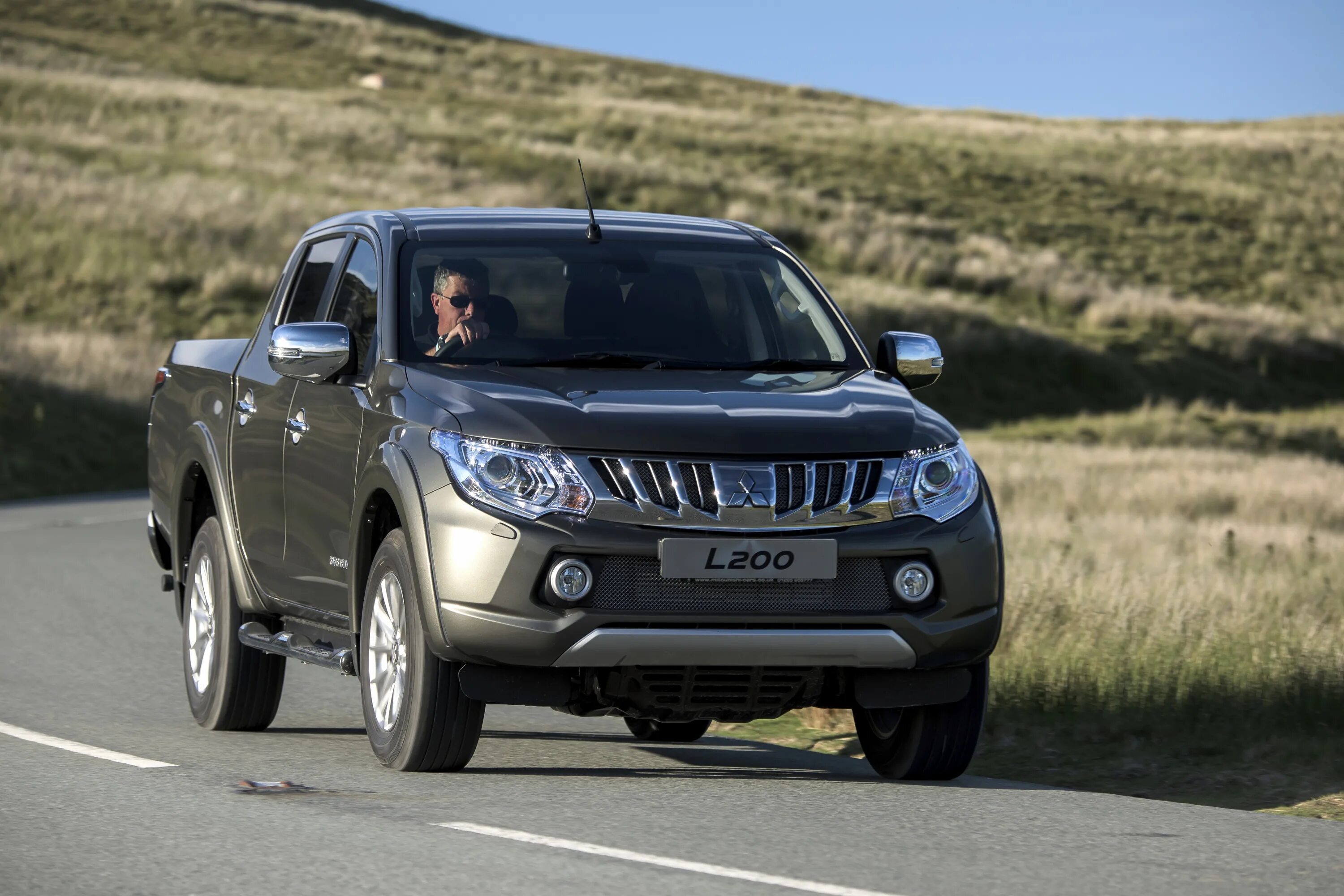 Ниссан мицубиси. Мицубиси l200. Ниссан l200. Автомобиль Nissan Mitsubishi l200. Nissan l200 первый.