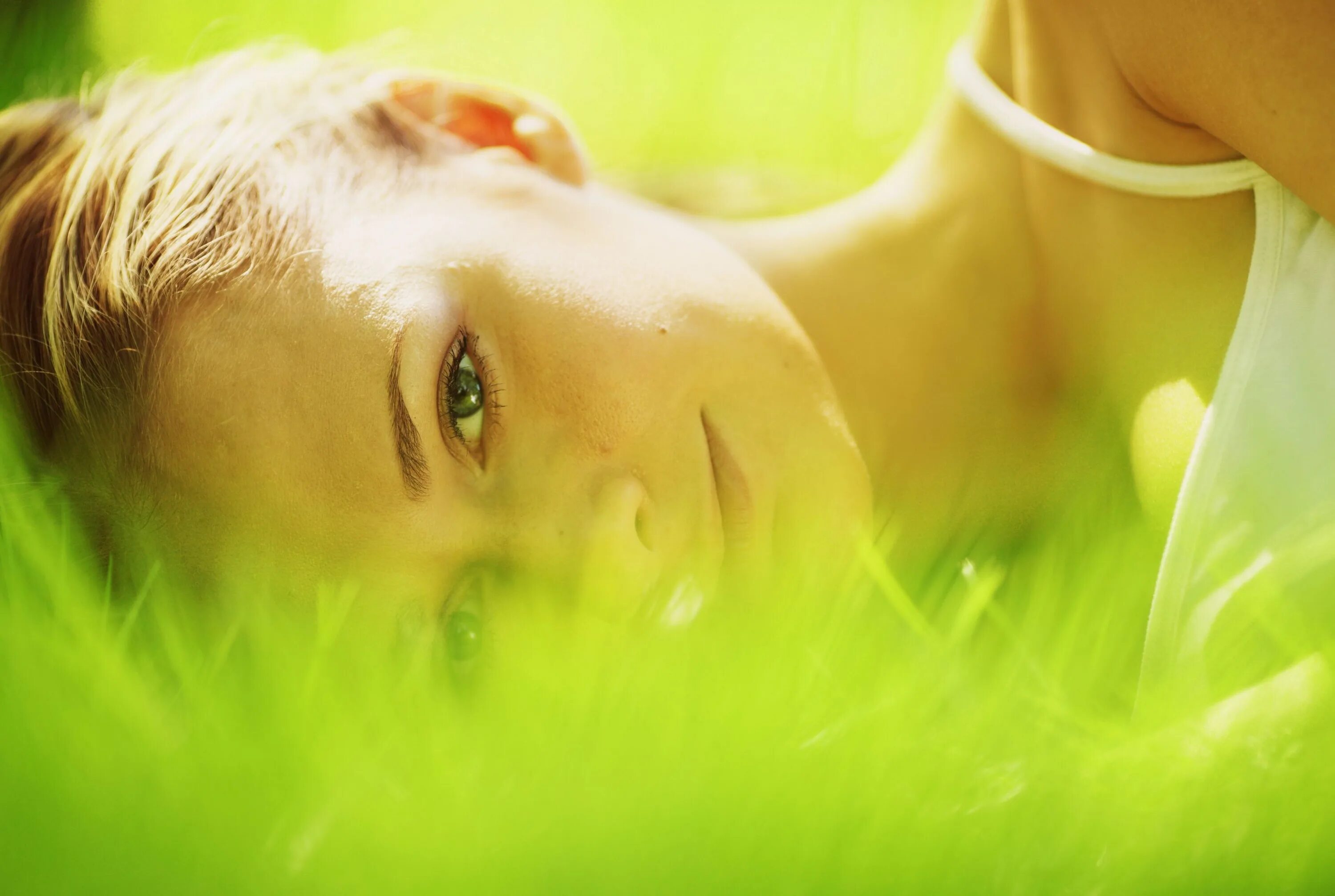 Зеленый рефлекс. Девушка солнце. Девушка в траве. Девушка в солнечных лучах. Лежит на траве.
