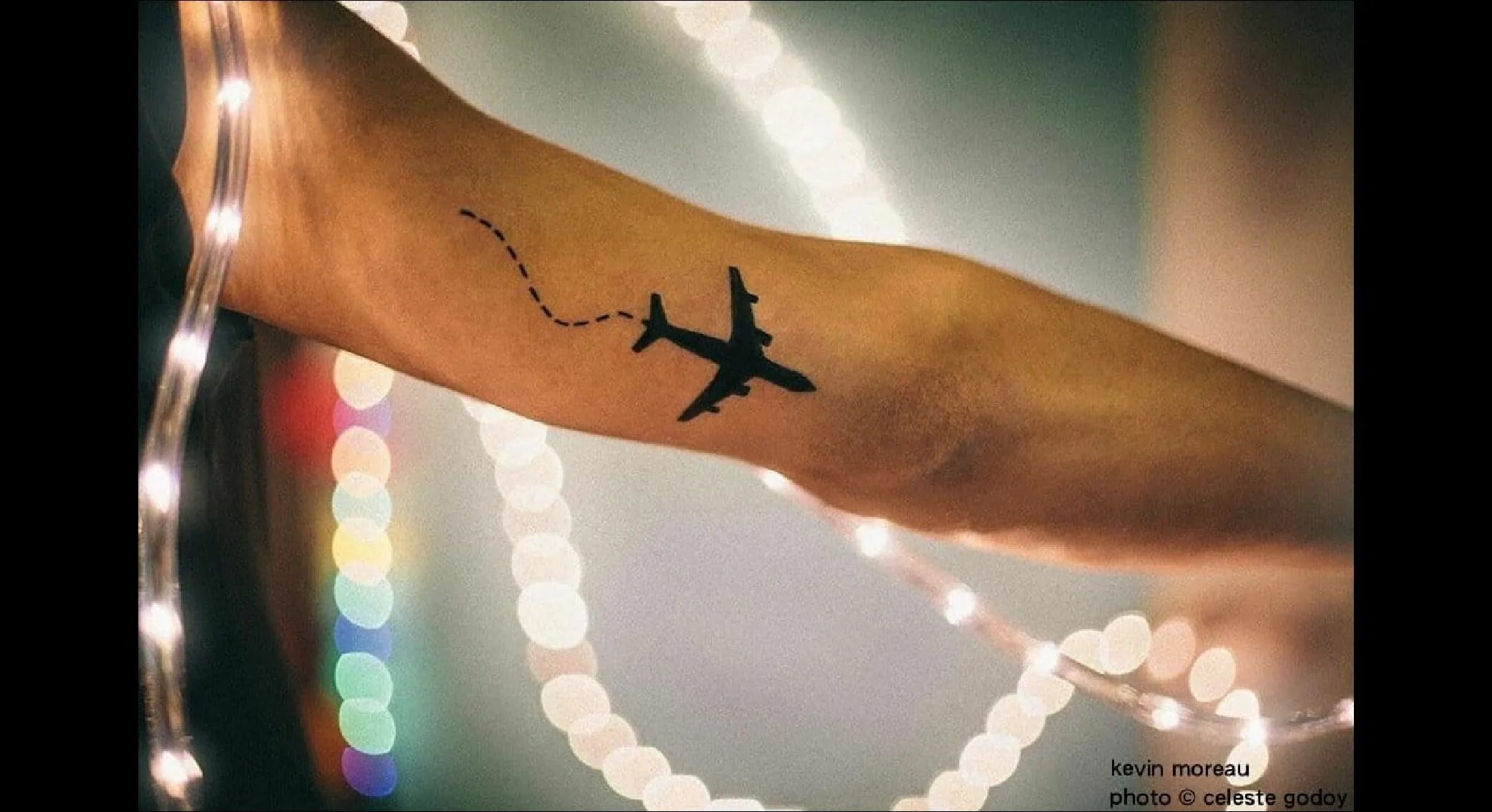 Эскиз самолет на руке. Маленькие тату самолет. Самолет выход есть. Самолет выход есть. Женщина выходит из самолёта.