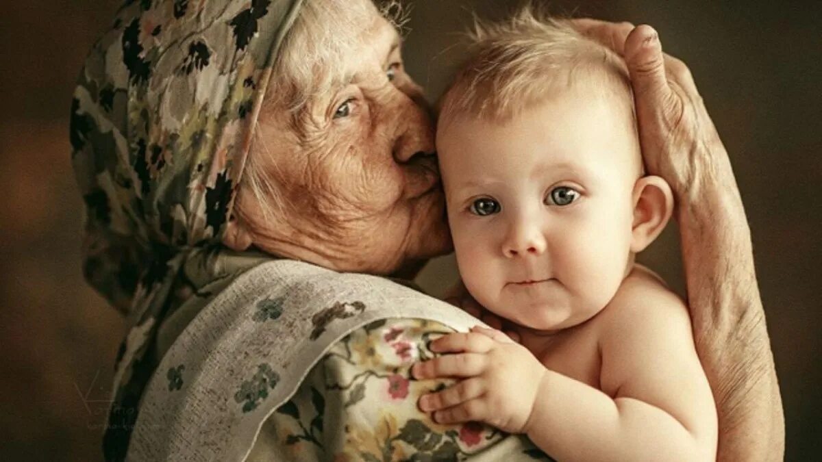 Бабушка и внук. Бабушка и внучка. Бабушка с ребенком. Милые бабушки с внуками. Бабка внучка видео