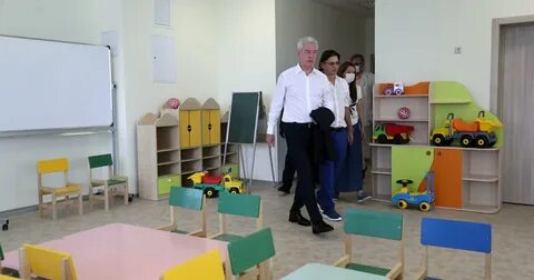 Группа детского сада построилась парами мальчик