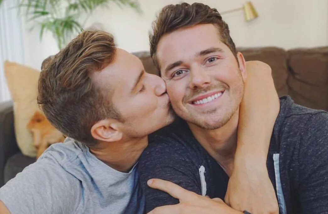 Мужчина заботится о женщине. Страстные поцелуи. Video men love. Нежный поцелуй влюбленных. Страсть.