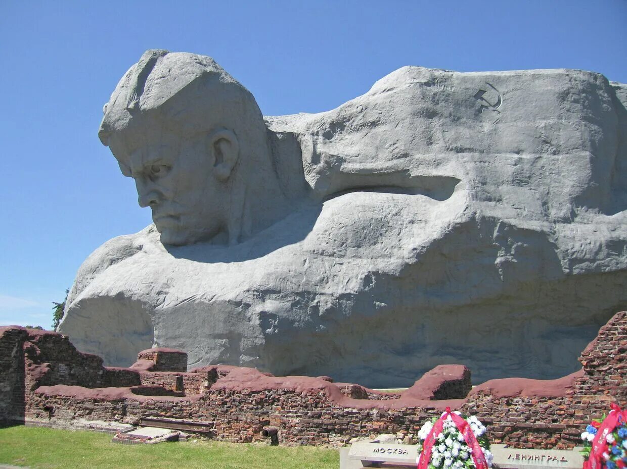 Памятник ошибкам. Монумент мужество. памятник мужество. символ мужества и стойкости. великая отечественная война фото брестская крепость.