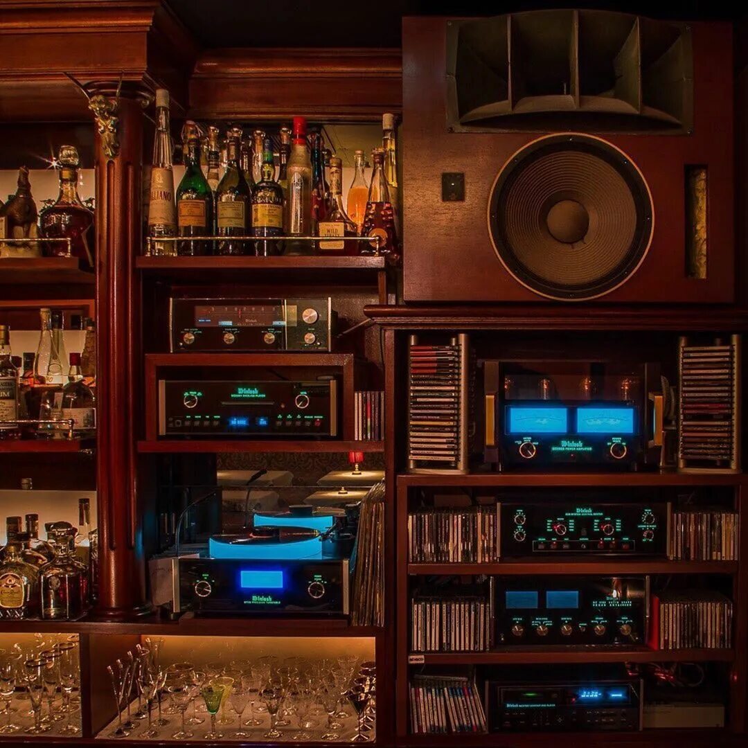 Комната меломана. Виниловые пластинки в интерьере. Стенка для диджея. Студия звукозаписи. Студия винила.