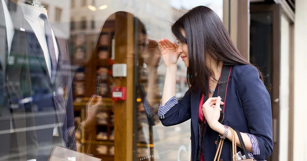 Витрина книжная. Window shopper. Windows shopping book. Windows shopping book. Шопоголик у витрины.