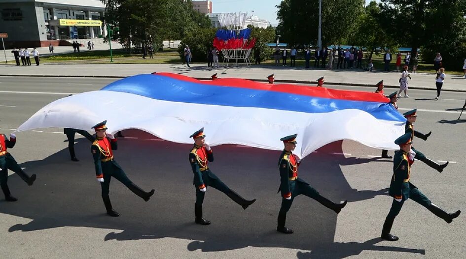 Ритуал подъема и спуска государственного флага РФ. День флага. Подъем государственного флага. Поднятие российского флага. Флаг россии для улицы