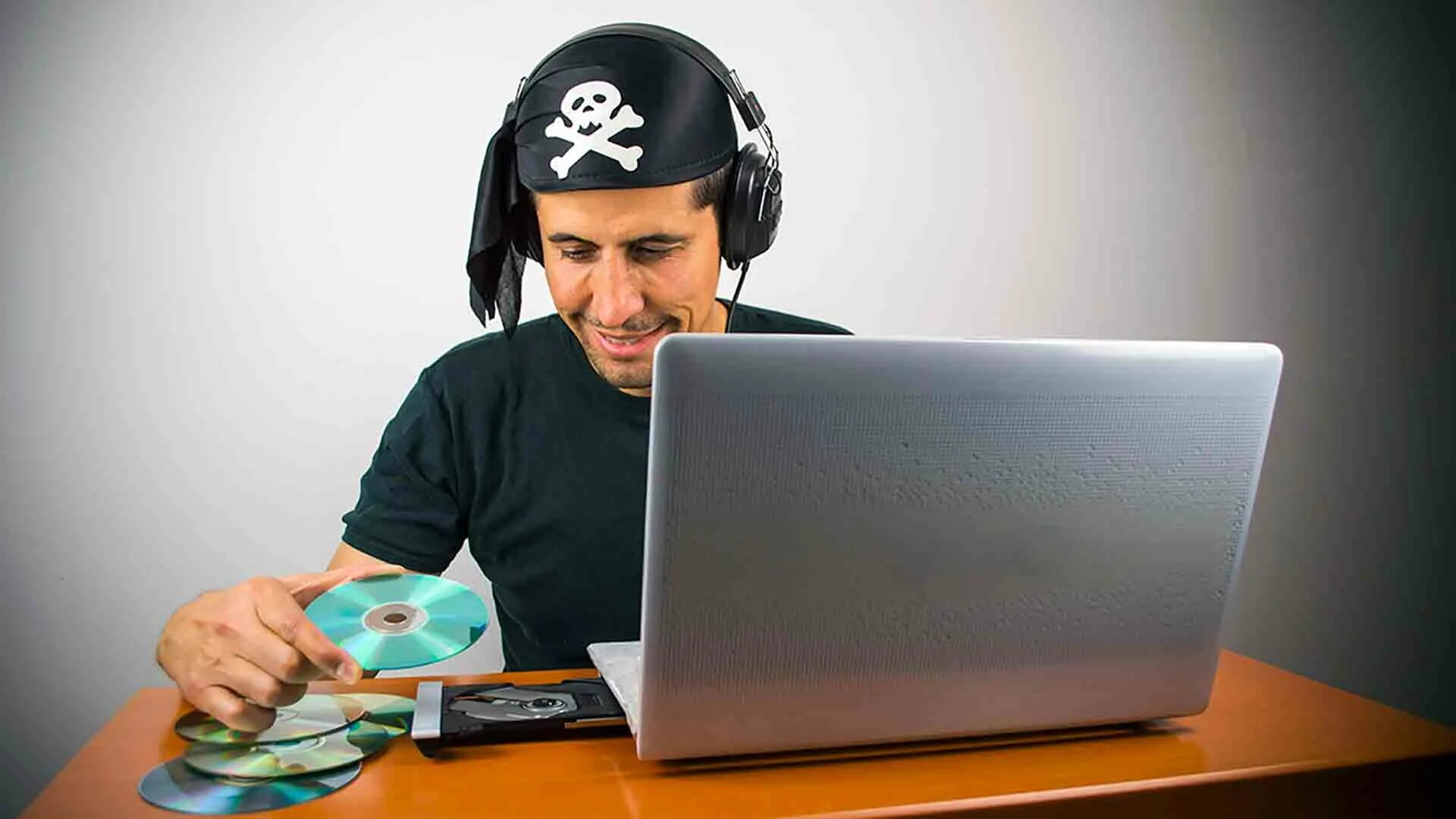 Пиратская продукция. Пиратство в интернете. Пиратское по. Пиратский флаг. Пиратская продукция.