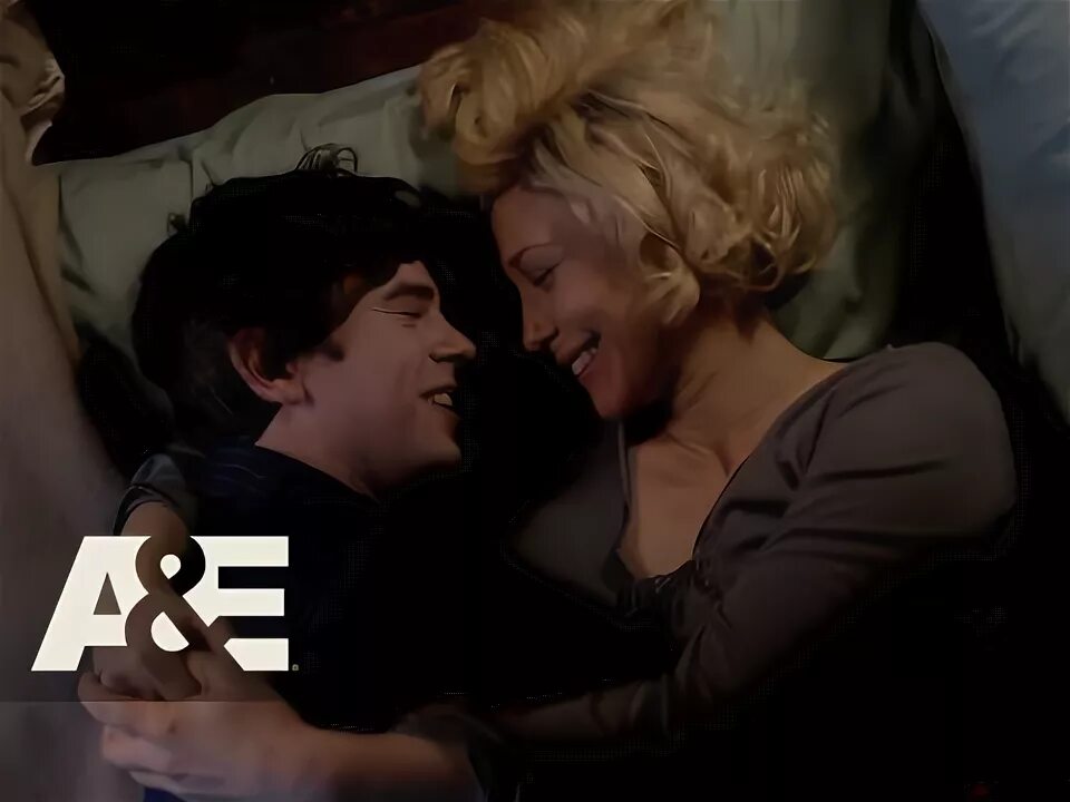 Сын любовник мамы видео. Bates Motel Norman and Norma Kiss. Мотель бейтса мать и сын переспали.