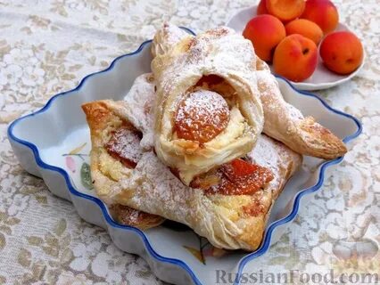 Слойки с изюмом из слоеного теста