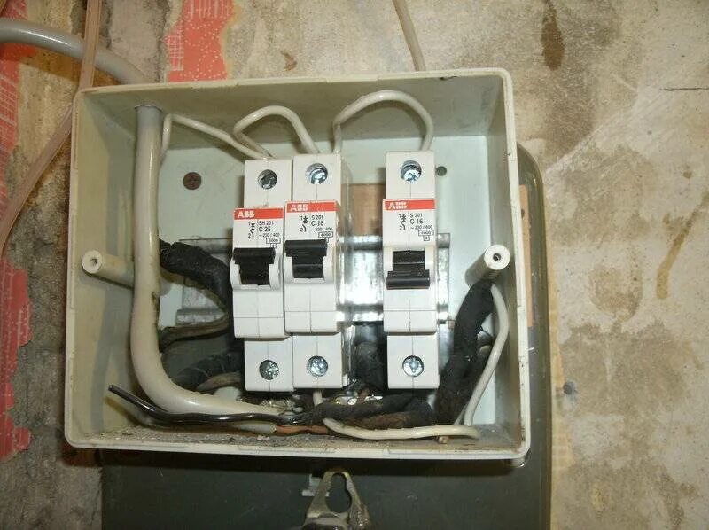 Автомат щитовой. Как менять автомат. Щиток для автоматов. Монтаж электро автоматов. Выключатель в щиток.