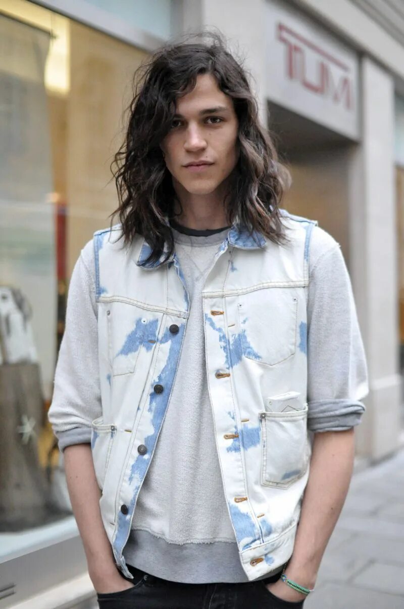 Miles long. Miles MCMILLAN рост. Длинные мужские стрижки гранж. Гранж на длинные волосы. Стрижка гранж мужская на длинные волосы.