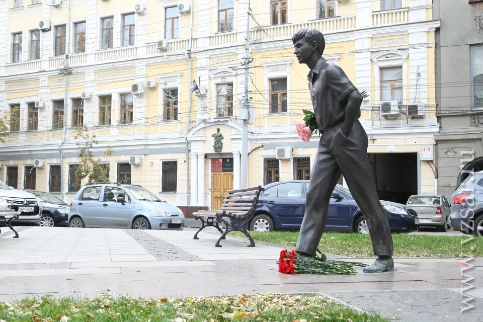 Машков орбакайте. Памятник Табакову в Саратове. Памятник Олега Табакова в Саратове. Памятник Олегу Табакову в Саратове.