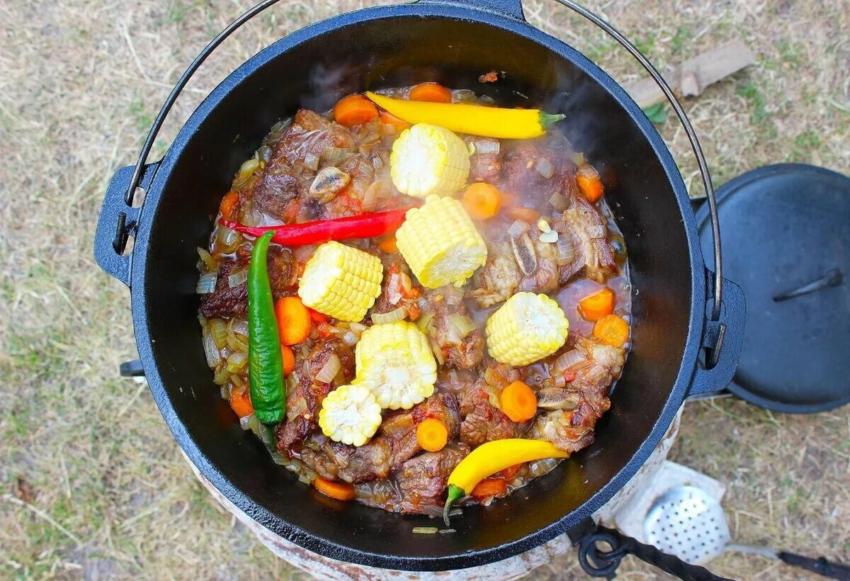 Шурпа из свинины на костре рецепт. Шурпа в казане на костре. Шурпа из говядины в казане на костре. Шурпа из свинины в казане на костре. Шурпа из баранины в казане на костре.