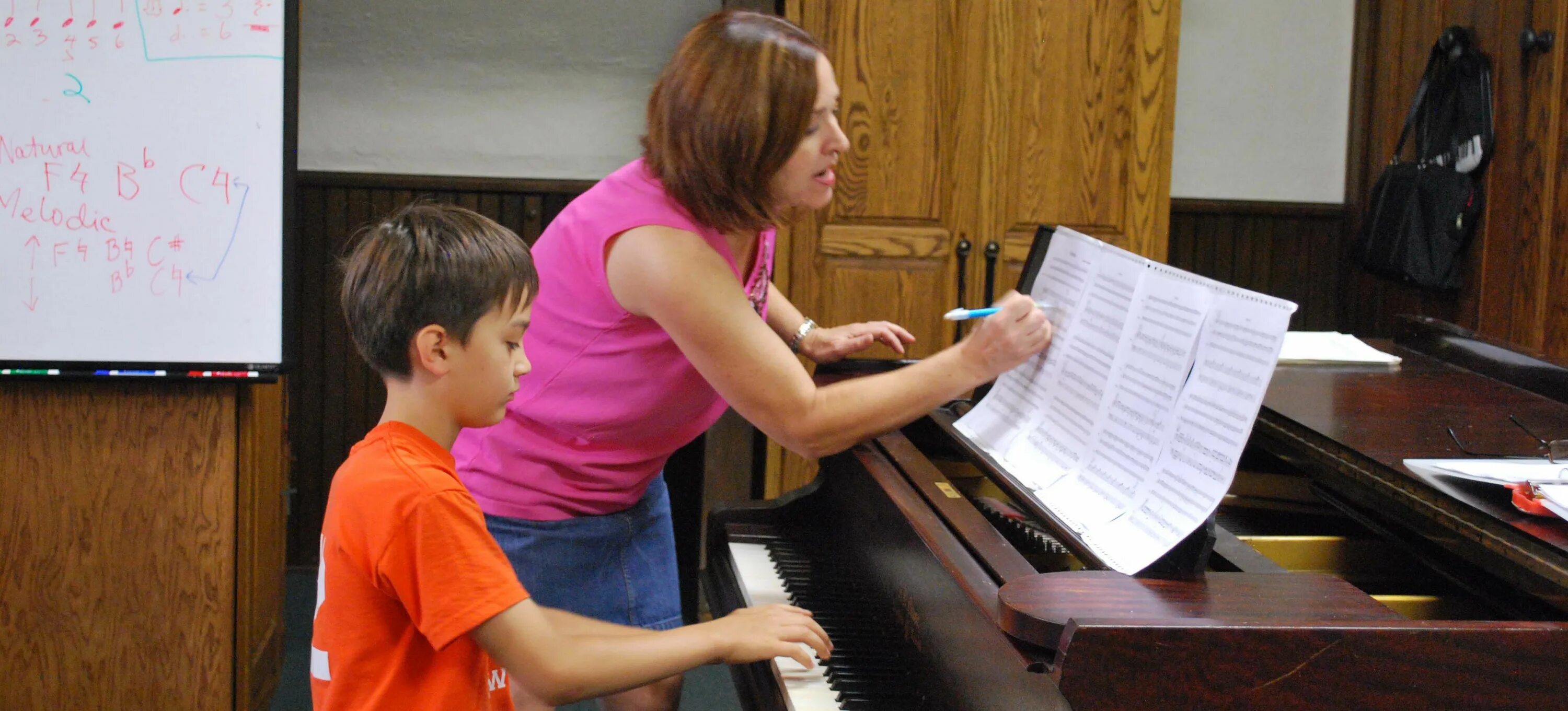 Преподаватели муз школе. Занятие в музыкальной школе. Дети в музыкальной школе. Уроки фортепиано. Преподаватель фортепиано.