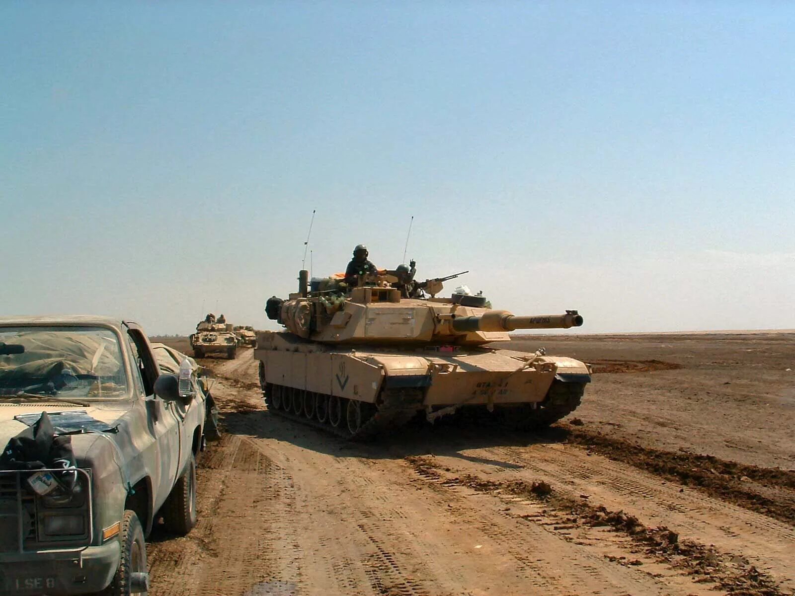 Челленджер 2 в Ираке. Abrams в Ираке. Танк Челленджер 2 подбитый в Ираке.