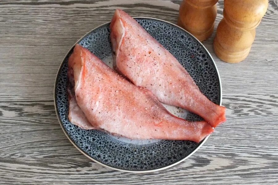 Как почистить морского. Морской окунь мясо. филе морского окуня. окунь морской тушка. морской окунь запеченный в духовке.