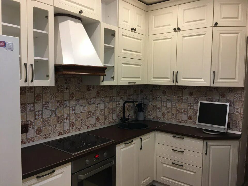 маленькая кухня с синим гарнитуром. визуализация кухни. кухня 93. 7354 столешница кедр. кухня в трехкомнатной квартире.